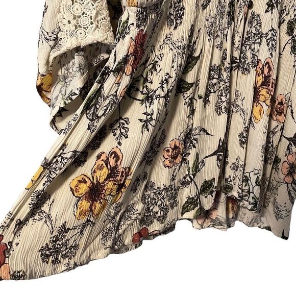 Coco & Jamieson crinkle rayon floral with lace layering blouse M. Lace trim - Picture 4 of 14